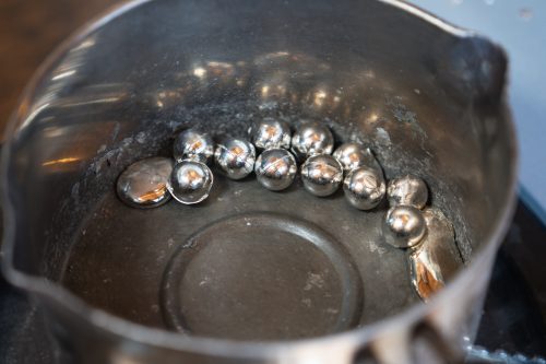 鍋で錫を溶かす