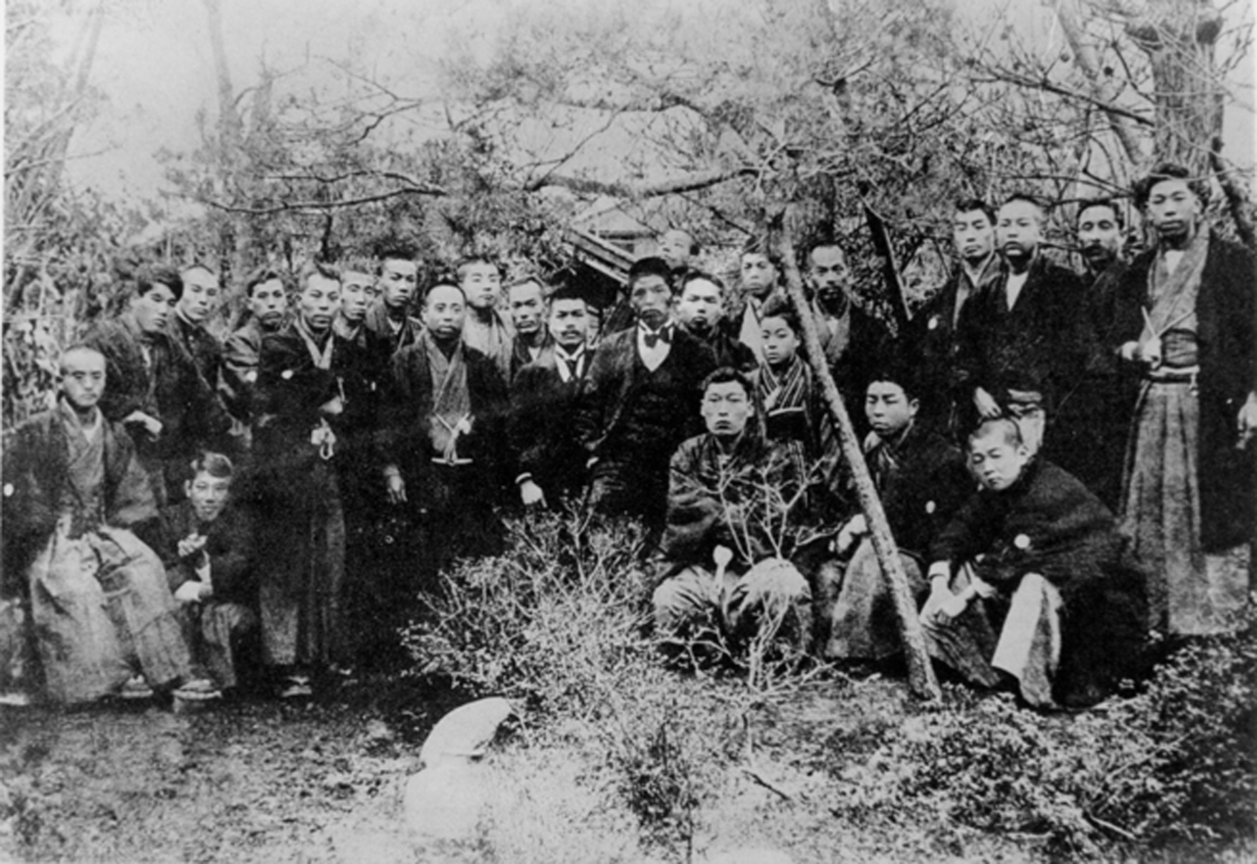 不同舎の仲間たちと　前列右から２人目荻原守衛